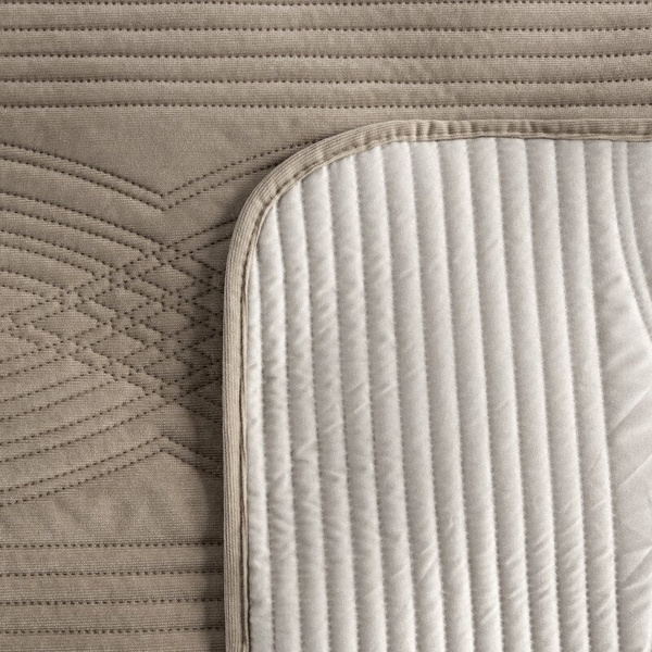 Prekrivač od ​​baršuna 170x210 cm, prošiven vrućim prešanjem s geometrijskim uzorkom - VELVET2