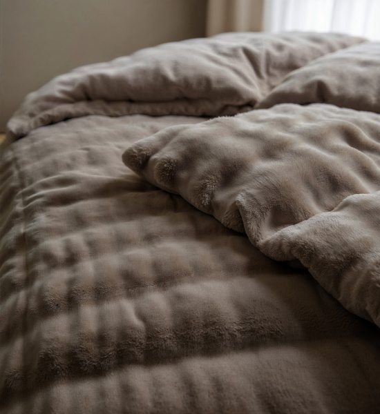 Lijepa i topla posteljina 140x220, pomponi od umjetnog krzna 