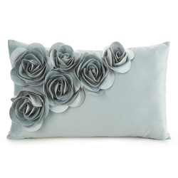 Baršunasta jastučnica 30 x 50 cm ukrašena 3D ružama Flores 1