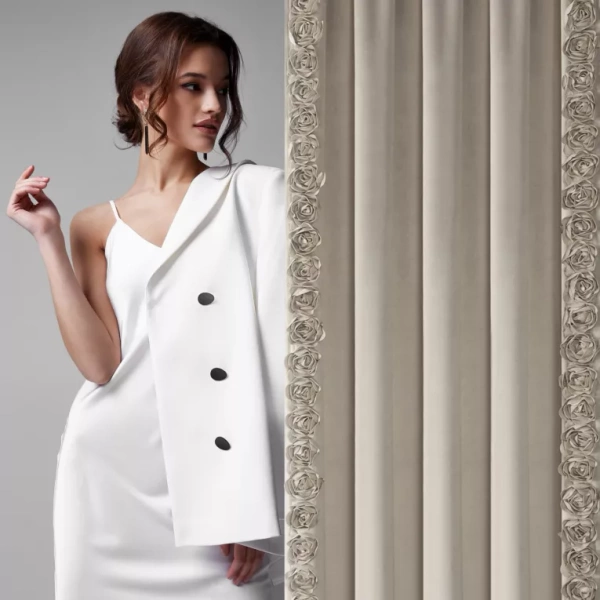 Ekskluzivna baršunasta zavjesa ukrašena 3D aplikacijom ruže 140x270 cm traka - ROSES Eva Minge