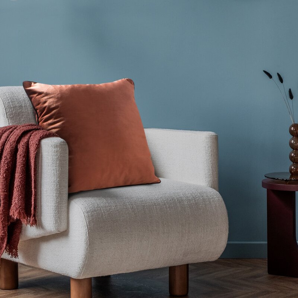 Jastučnica 60x60 od baršuna s nježnim sjajem i ukrasnim rubom Gaja