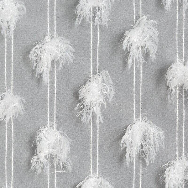 EVA MINGE gotova zavjesa 135x250 od šifonske tkanine ukrašena pomponima s dodatkom sjajnog konca AURELIA 