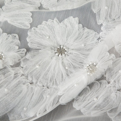 Bijela mrežasta zavjesa ukrašena cvijećem i malim 3D perlicama, 140x250 cm- JASMIN 3 Eva Minge