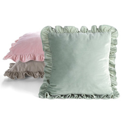 Baršunasta jastučnica 45x45 cm, ukrašena volanima na rubovima Brenda