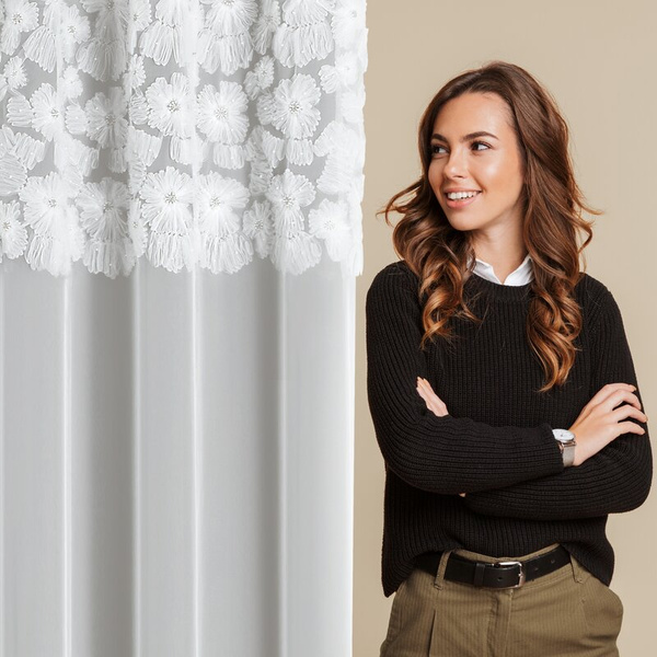 Bijela mrežasta zavjesa ukrašena cvijećem i malim 3D perlicama, 140x250 cm- JASMIN 3 Eva Minge