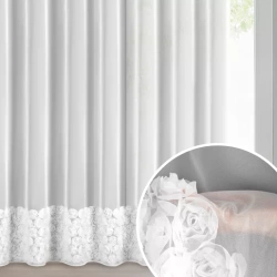 Bijela mrežasta zavjesa ukrašena 3D aplikacijom ruže, 350x270 cm - traka ROSES3 - Eva Minge