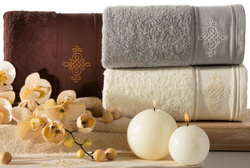 Debeli ručnik s ornamentalnim vezom težine 600 g/m2 Klas2