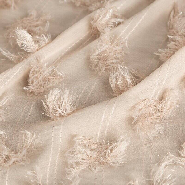 EVA MINGE gotova zavjesa 135x250 od šifonske tkanine ukrašena pomponima s dodatkom sjajnog konca AURELIA