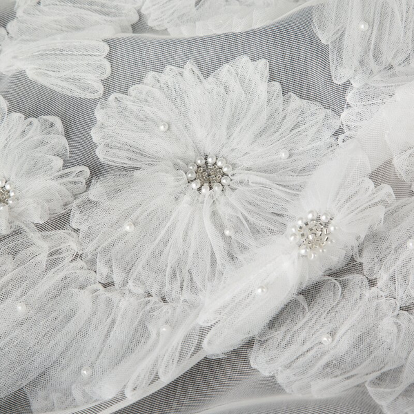 Bijela mrežasta zavjesa ukrašena cvijećem i malim 3D perlicama,, 140x250 cm, rupice - JASMIN 2 Eva Minge