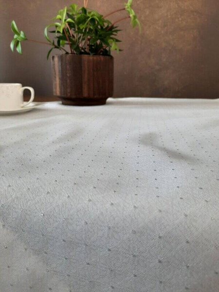 Stolnjak 145x280 ukrašen srebrnim sjajnim koncem i elegantnom trakom Ellen