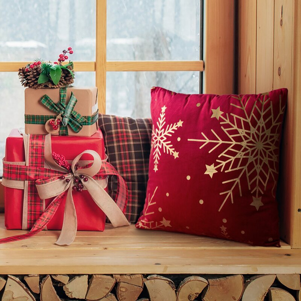 Božićna jastučnica 45x45 cm od baršuna ukrašena printom pahuljica