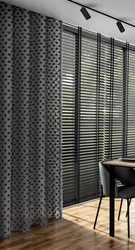 EVA MINGE gotova zavjesa 135x250 od šifonske tkanine ukrašena pomponima s dodatkom sjajnog konca AURELIA 