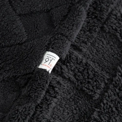 Flano deka 220x200 ukrašena reljefnim uzorkom CARO