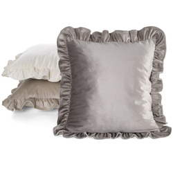 Baršunasta jastučnica 45x45 cm, ukrašena volanima na rubovima Brenda