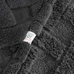 Flano deka 70x160 ukrašena reljefnim uzorkom CARO