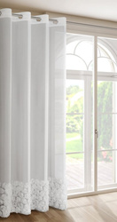 Bijela šifonska zavjesa ukrašena 3D aplikacijom ruže, 140x250 cm, s ušicama - ROSES - Eva Minge