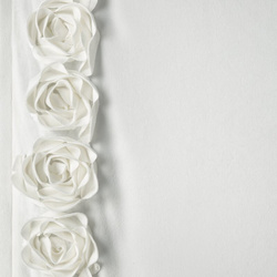 Ekskluzivna baršunasta zavjesa ukrašena 3D aplikacijom ruže 140x270 cm traka - ROSES Eva Minge