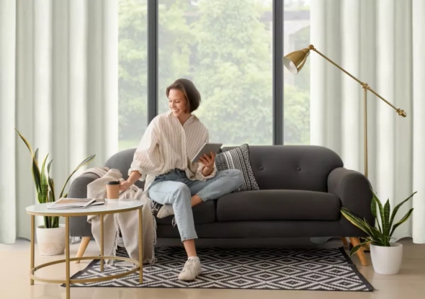 Baršunasta zavjesa ukrašena sjajnim printom, 135x250 cm, zlatne rupice - BETHY