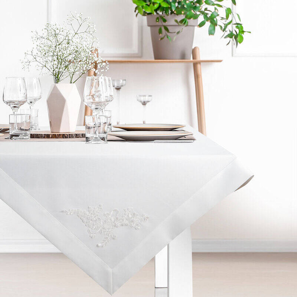 Stolnjak 85x85 s delikatnom čipkom Tulia