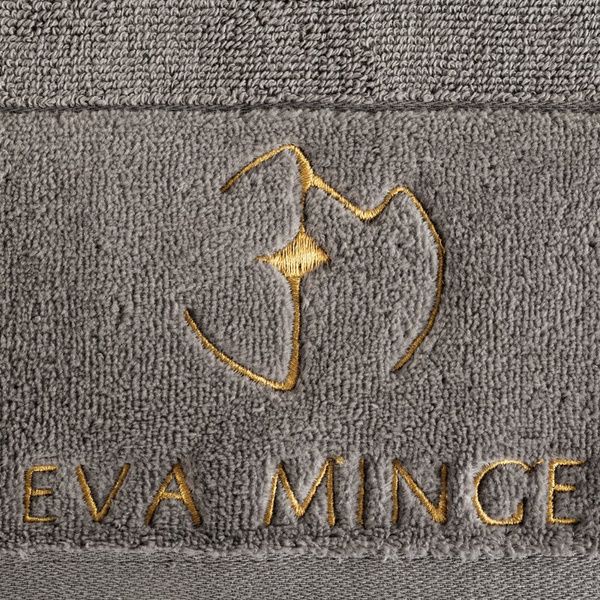 EVA MINGE GAJA ručnik 30x50 od pamučnog frotira s baršunastim rubom i vezom s logom kolekcije, 550 g/m2