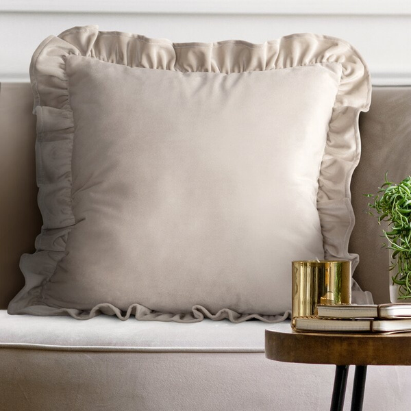 Baršunasta jastučnica 45x45 cm, ukrašena volanima na rubovima Brenda