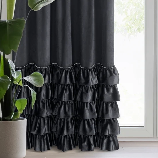 Gotova baršunasta zavjesa s volanima i ukrasnim kamenčićima Carli 140 x 250 cm