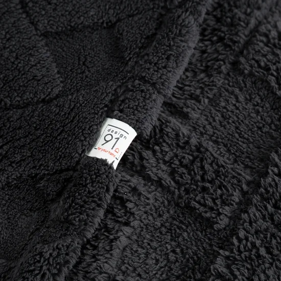 Flano deka 220x200 ukrašena reljefnim uzorkom CARO