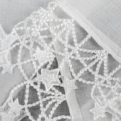 Bijela kuhinjska zavjesa od gaze ukrašena božićnim zvijezdama, tunel 150x30 cm - XMAS