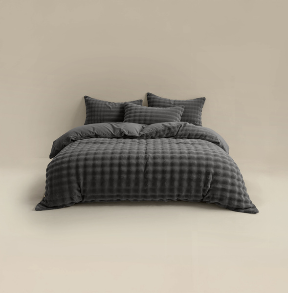 Lijepa i topla posteljina 140x220, pomponi od umjetnog krzna 