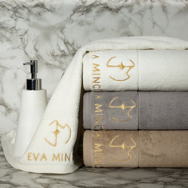 EVA MINGE GAJA ručnik 70x140 od pamučnog frotira s baršunastim rubom i vezom s logom kolekcije, 550 g/m2