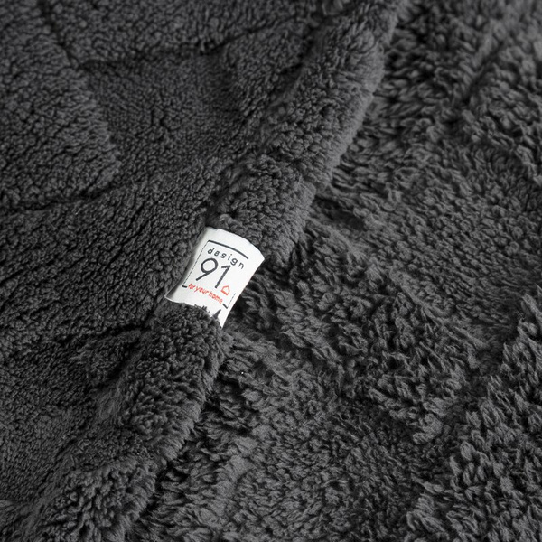 Jastučnica 45x45 cm srebrna od mekog pliša ukrašena reljefnim uzorkom CARO 