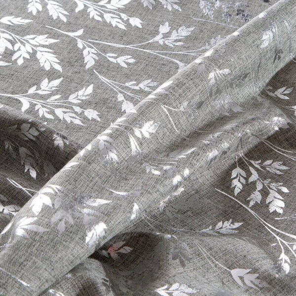 Stolnjak 140x180 od ugodne tkanine ukrašen uzorkom sjajnih grančica Simona