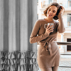 Gotova baršunasta zavjesa s volanima i ukrasnim kamenčićima Carli 140 x 250 cm