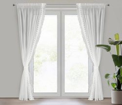 Set od 2 bijele zavjese ukrašene čipkom s biserima, uključujući špagu, 140x270 cm LARIS traka