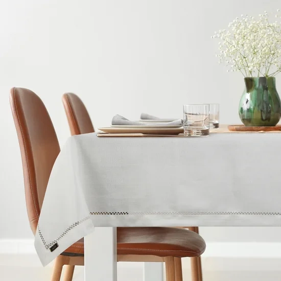 ITALISSIMA HOME Stolnjak 145x260 s ukrasnom trakom i rubnim vezom