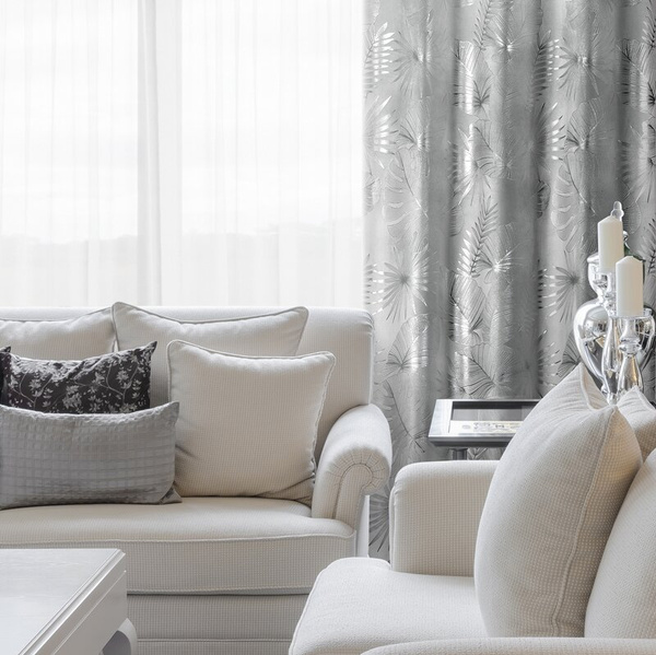 Bijelo-srebrna baršunasta zavjesa ukrašena sjajnim egzotičnim motivom lišća, 140x250 cm - ZARIA