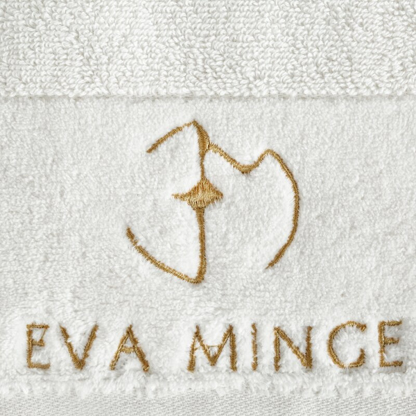 EVA MINGE GAJA ručnik 30x50 od pamučnog frotira s baršunastim rubom i vezom s logom kolekcije, 550 g/m2