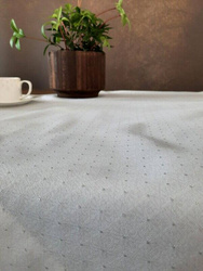 Stolnjak 140x240 ukrašen srebrnim sjajnim koncem i elegantnom trakom Ellen