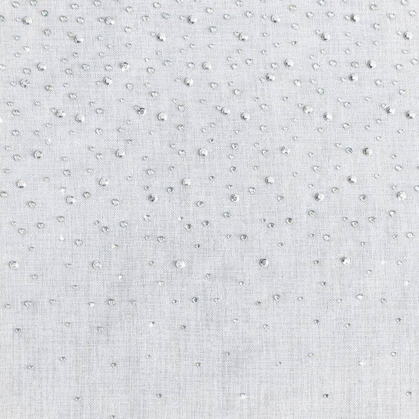 Bijela zavjesa ukrašena srebrnim kamenčićima na ušicama 300X250 Nadine