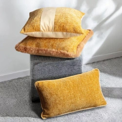 Jastučnica od šenila 45x45 cm ukrašena baršunastom prugom CARLA 05