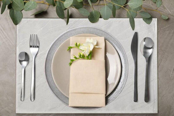 Set od 4 klasične bijele podloške za stolnjake sa sjajnim srebrnim uzorkom mramora, 30x40 Suzana