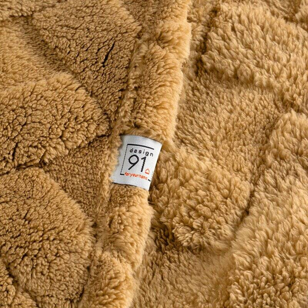 Flano deka 220x200 ukrašena reljefnim uzorkom CARO