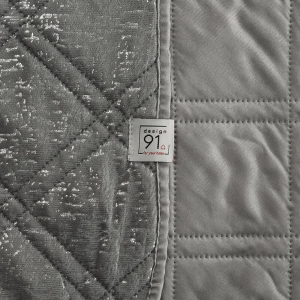 Prošiveni baršunasti prekrivač 170x210 sa sjajnim, iznošenim printom Luiz Blink