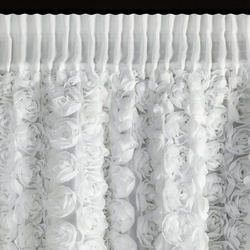 Bijela šifonska zavjesa ukrašena 3D ružama 140x270 cm traka - ROSES 6 Eva Minge
