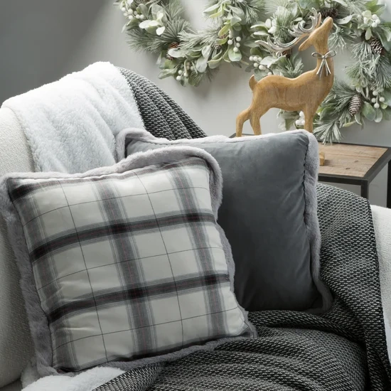 Karirana božićna jastučnica sa stranama obrubljenim krznom 45x45