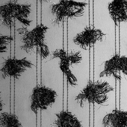 EVA MINGE gotova zavjesa 135x250 od šifonske tkanine ukrašena pomponima s dodatkom sjajnog konca AURELIA 