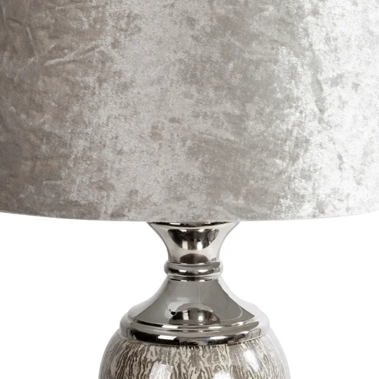 Srebrna stolna lampa na staklenoj bazi sa sjajnim baršunastim abažurom 27x25x64 cm ROSA 01 