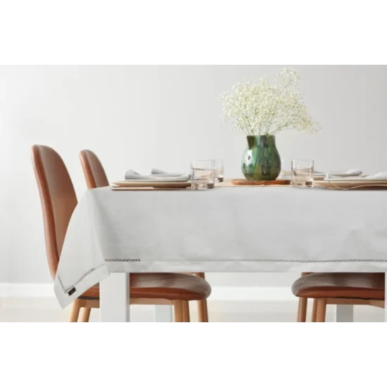 ITALISSIMA HOME Stolnjak 145x240 s ukrasnom trakom i rubnim vezom