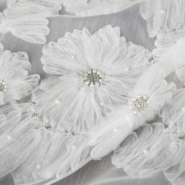 Bijela mrežasta zavjesa ukrašena cvijećem i malim 3D perlicama, 140x250 cm- JASMIN Eva Minge