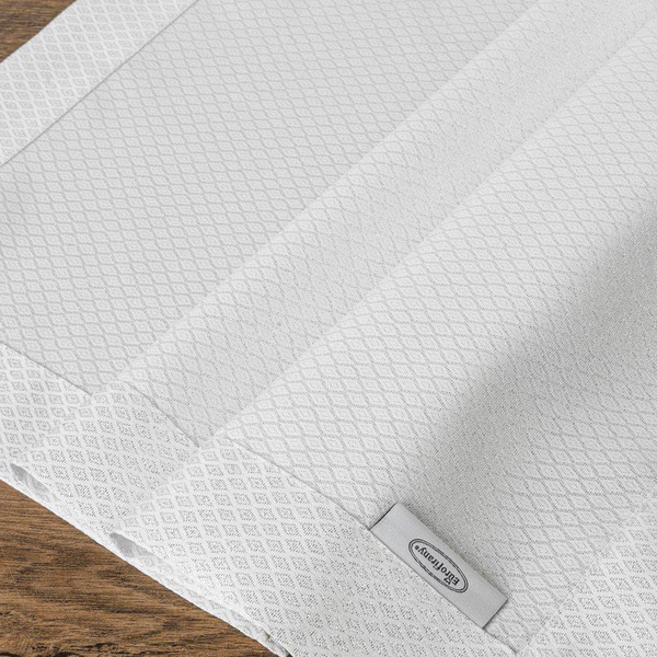 Bijeli stolnjak tkan finim geometrijskim uzorkom sa srebrnom niti i trakom na rubovima 85x85 Julia